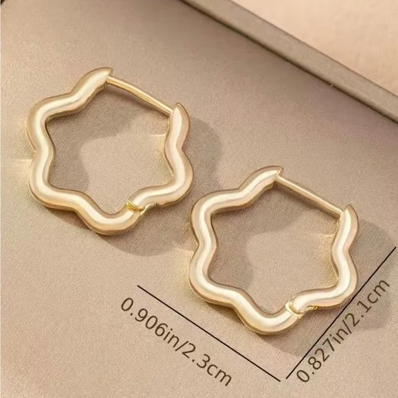 Gold huggie wavy earrings ✨ - Picture 5 of 5